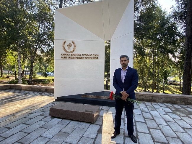 Памятник медикам, погибшим в борьбе с covid-19 открыли в Иркутске