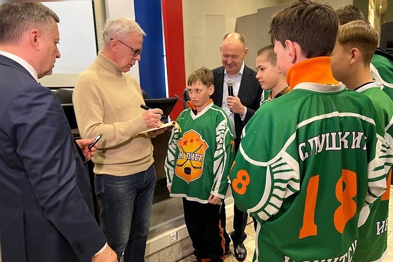 Легенда советского хоккея Вячеслав Фетисов встретился с пациентами и врачами ИГОДКБ 0