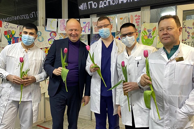 Тюльпаны, сладости и музыкальный концерт подарили мужчины ИГОДКБ коллегам-женщинам на 8 марта